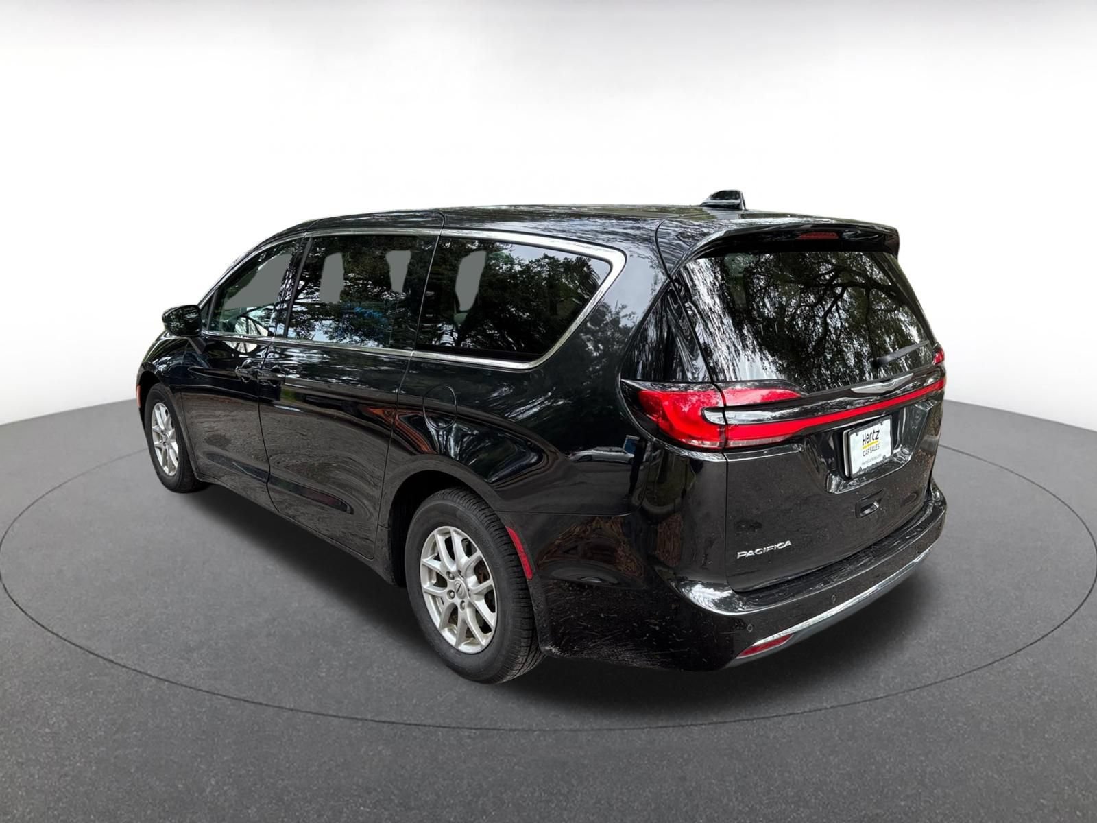 Used 2023 Chrysler Pacifica Touring-L FWD image 8