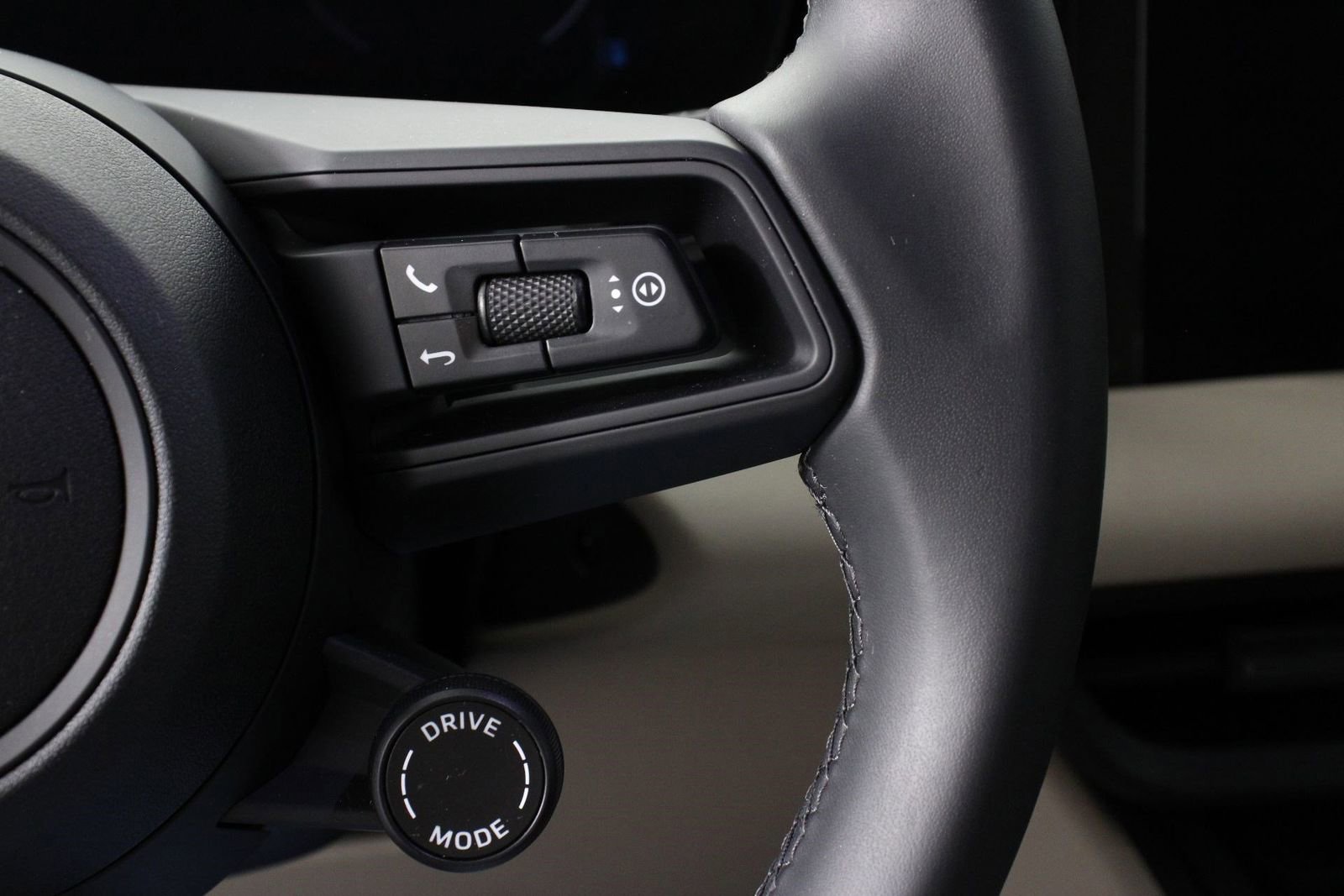 Certified 2025 Porsche Macan 4 Electric AWD/4WD image 15