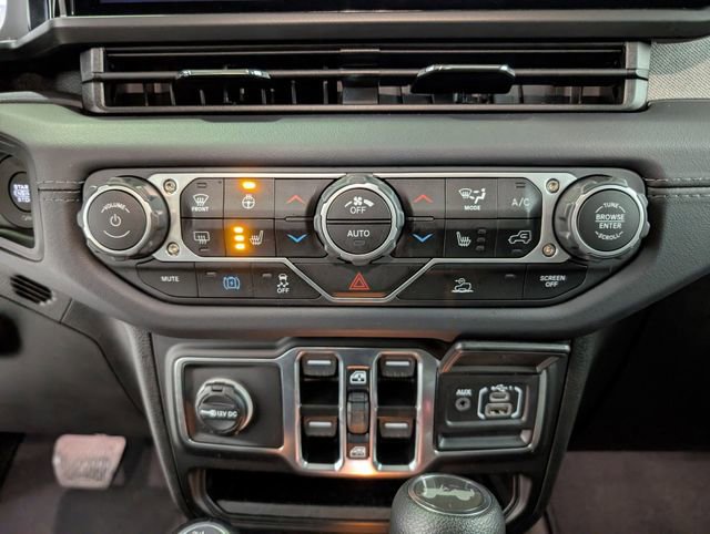 Used 2025 Jeep Wrangler Unlimited Sahara AWD/4WD image 20