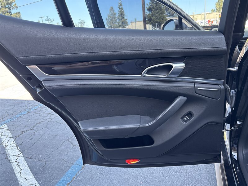 Used 2014 Porsche Panamera 4 AWD/4WD image 31