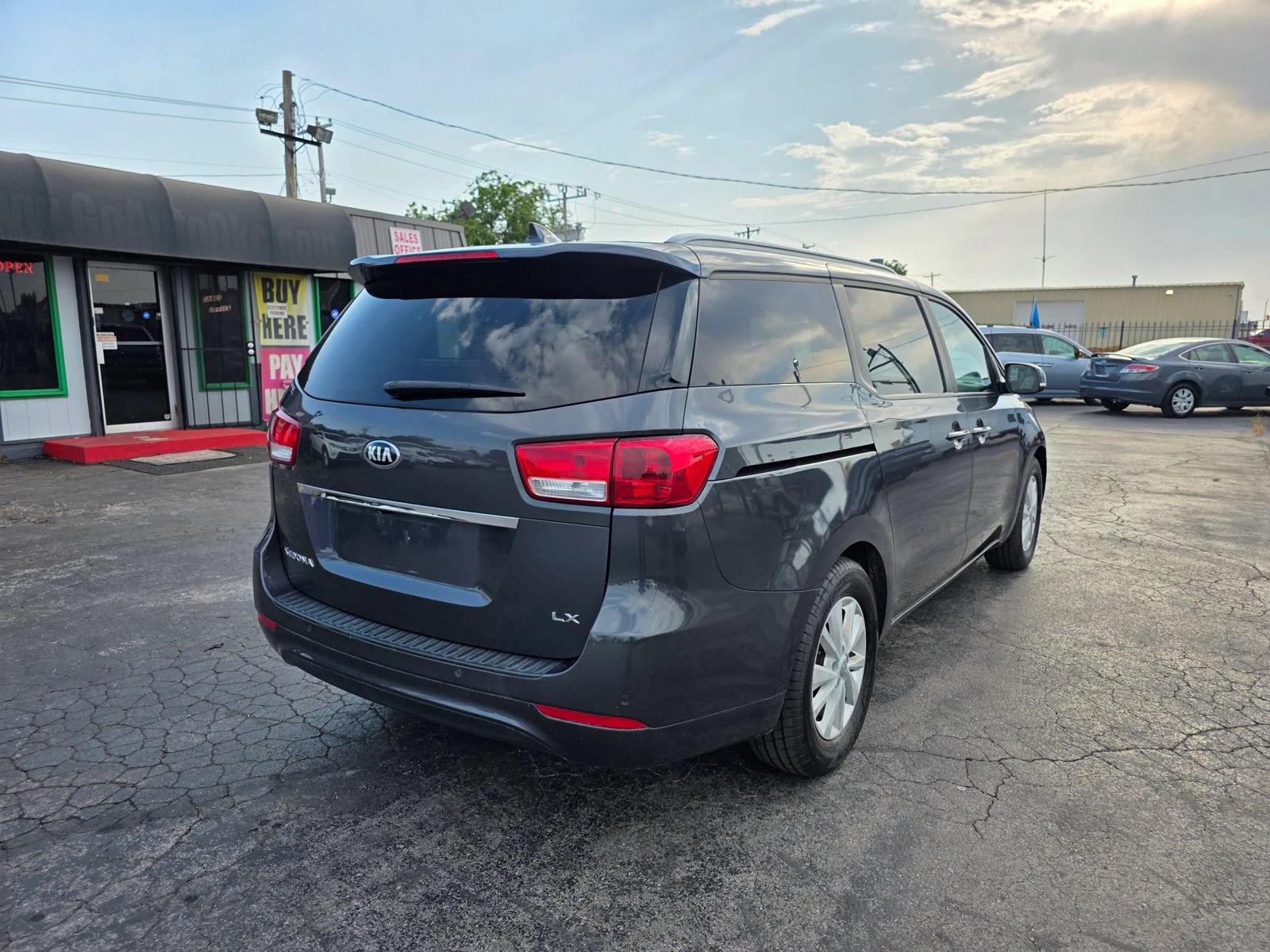 Used 2017 Kia Sedona LX w/ LX Essentials Premium Package FWD image 6