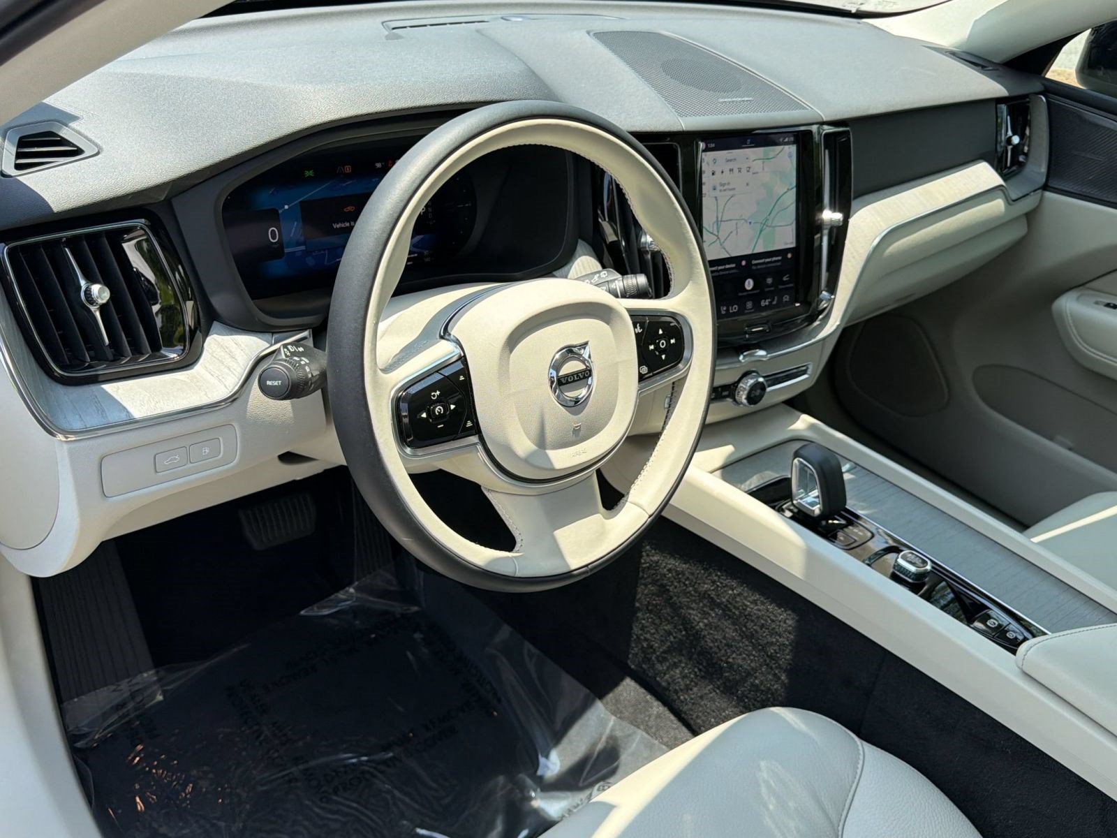 Used 2024 Volvo XC60 T8 Plus w/ Climate Package AWD/4WD image 4