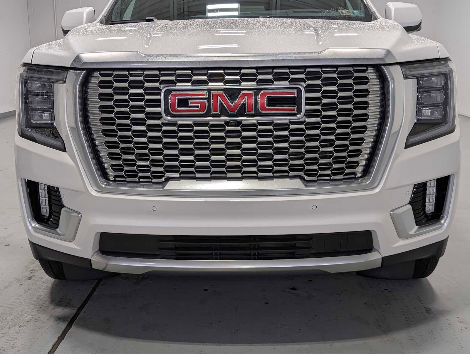 Used 2024 GMC Yukon Denali w/ Advanced Technology Package image 2