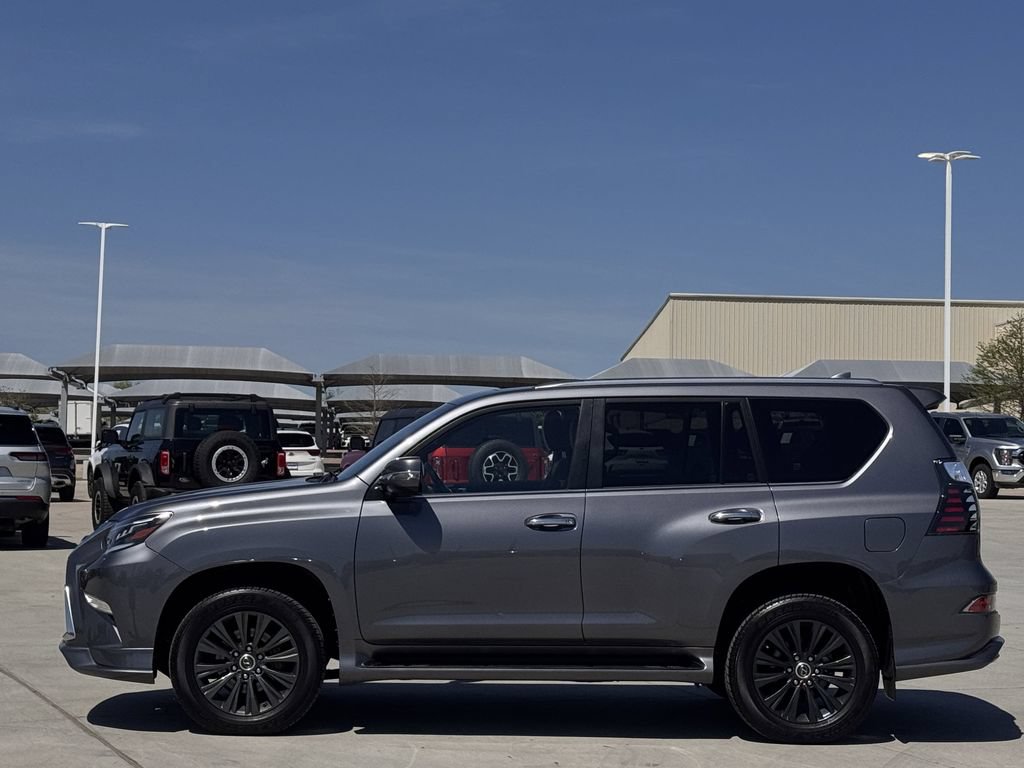 Used 2023 Lexus GX 460 Premium w/ Accessory Package AWD/4WD image 3