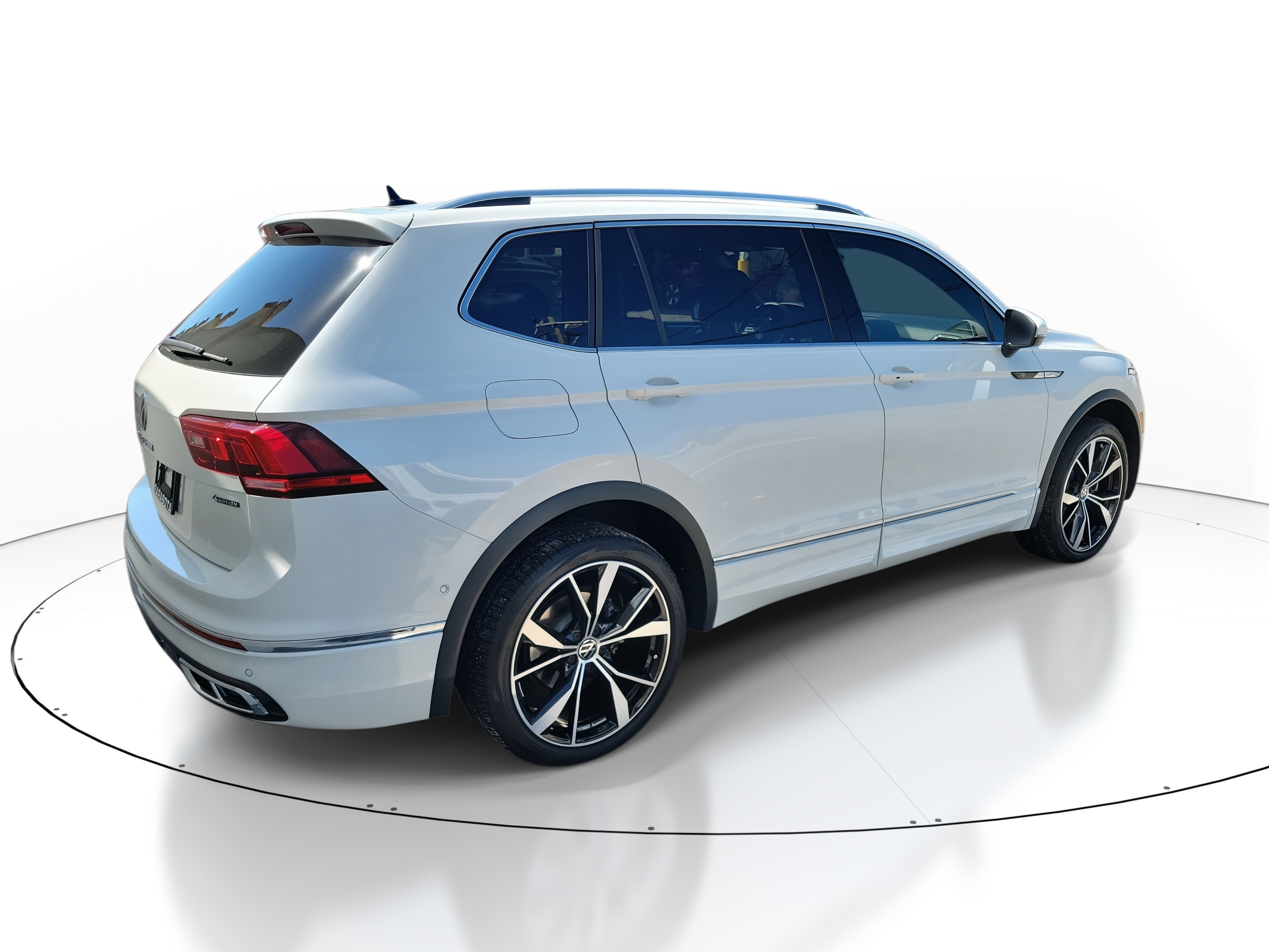Used 2023 Volkswagen Tiguan SEL R-Line image 5