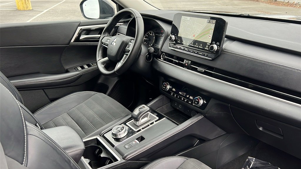 Used 2024 Mitsubishi Outlander SE image 13