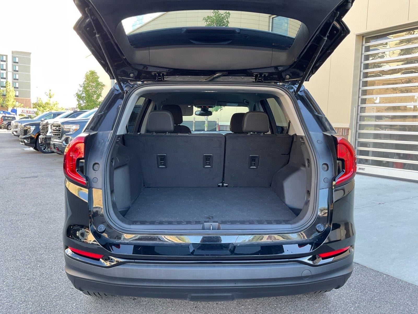 Used 2024 GMC Terrain SLE w/ Elevation Edition AWD/4WD image 19