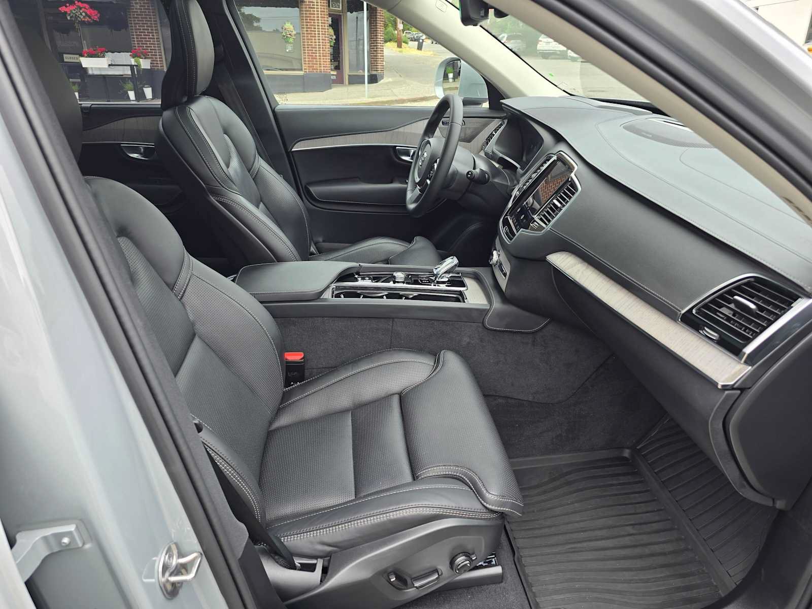 Certified 2024 Volvo XC90 T8 Ultimate w/ Protection Package Premier AWD/4WD image 11