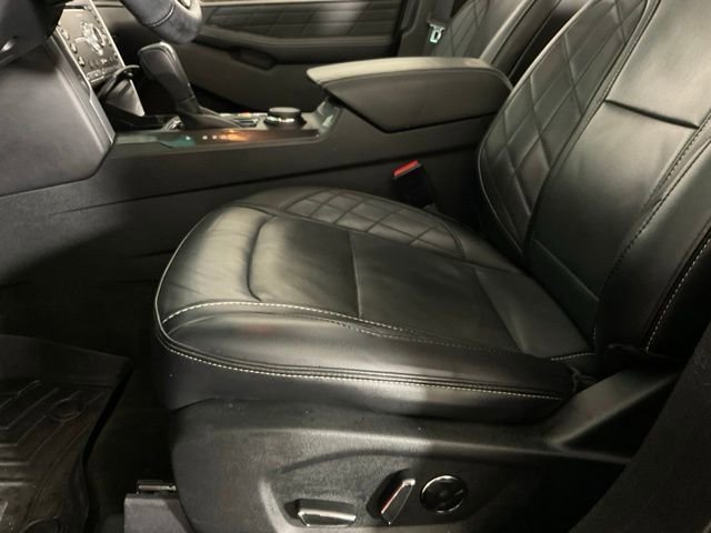 Used 2016 Ford Explorer Platinum image 26