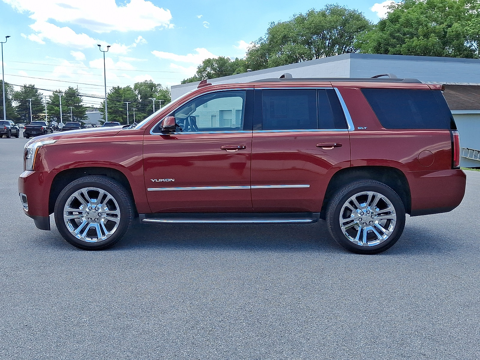 Used 2017 GMC Yukon SLT w/ Premium Edition AWD/4WD image 4