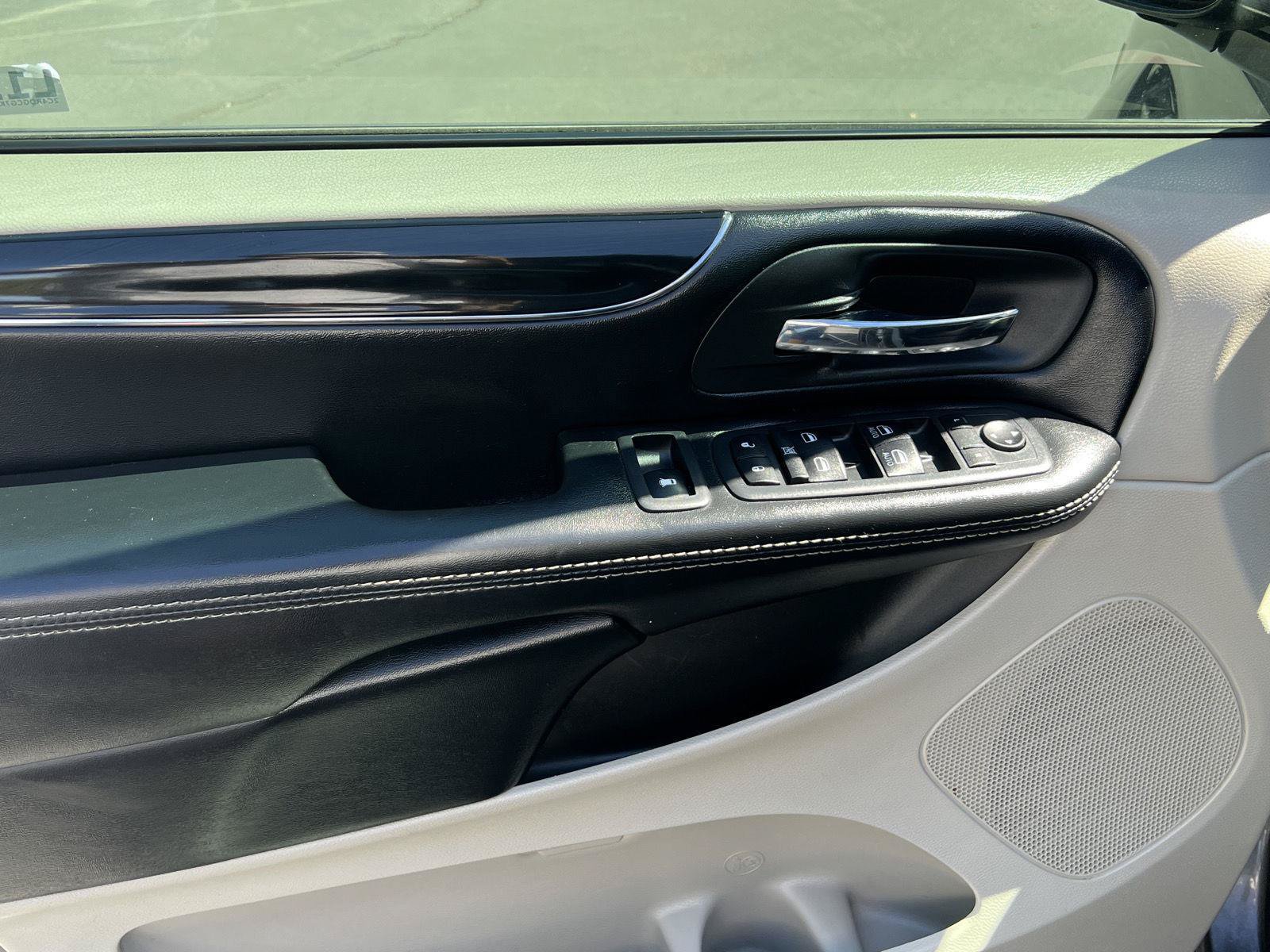 Used 2019 Dodge Grand Caravan SXT FWD image 32
