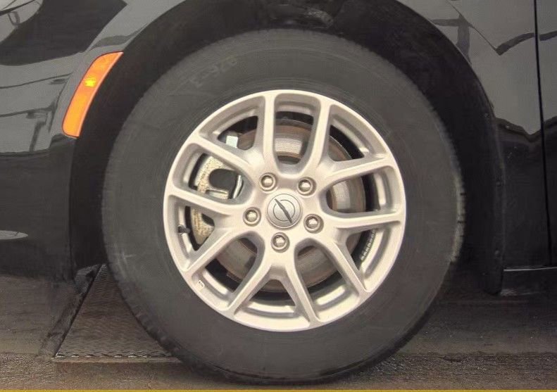 Used 2024 Chrysler Pacifica Touring-L image 9