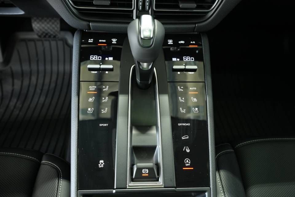 Certified 2025 Porsche Macan AWD/4WD image 23