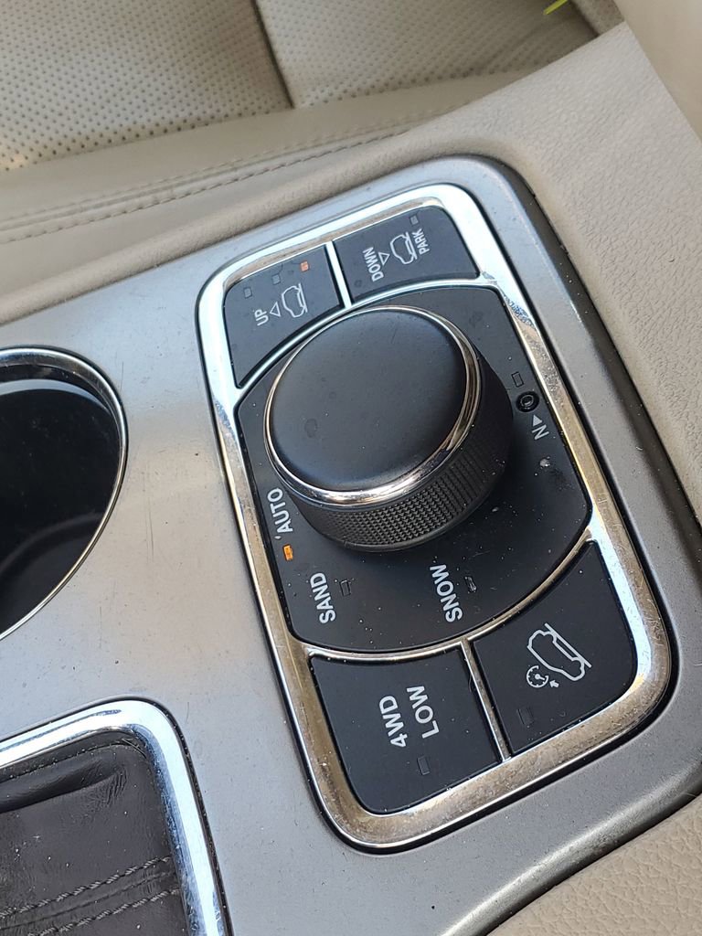 Used 2020 Jeep Grand Cherokee Overland AWD/4WD image 32