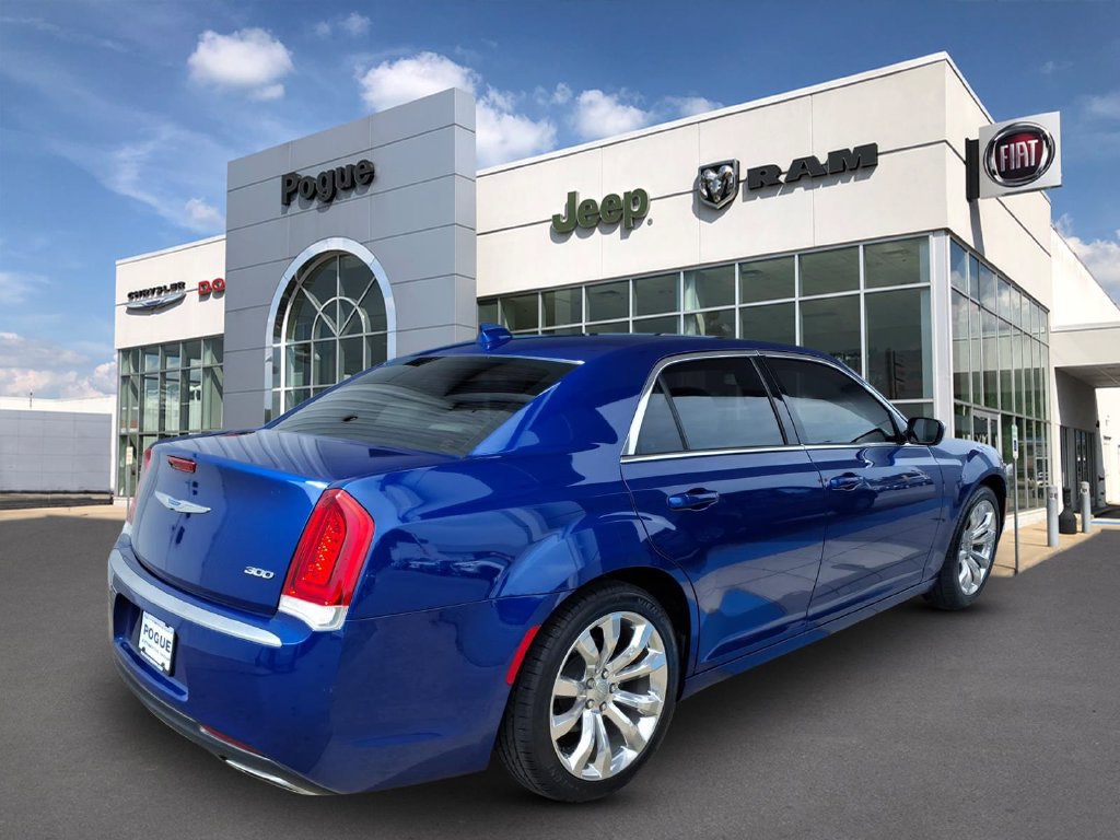 Used 2018 Chrysler 300 Touring w/ Chrome Appearance Package RWD image 2
