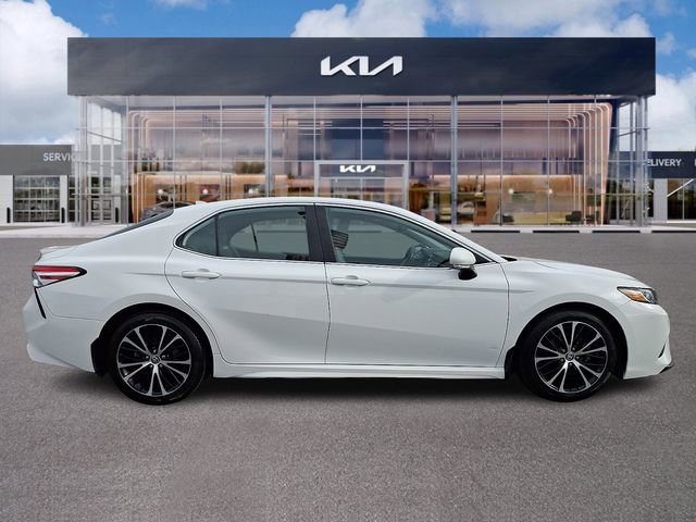 Used 2020 Toyota Camry SE w/ Moonroof Package image 6