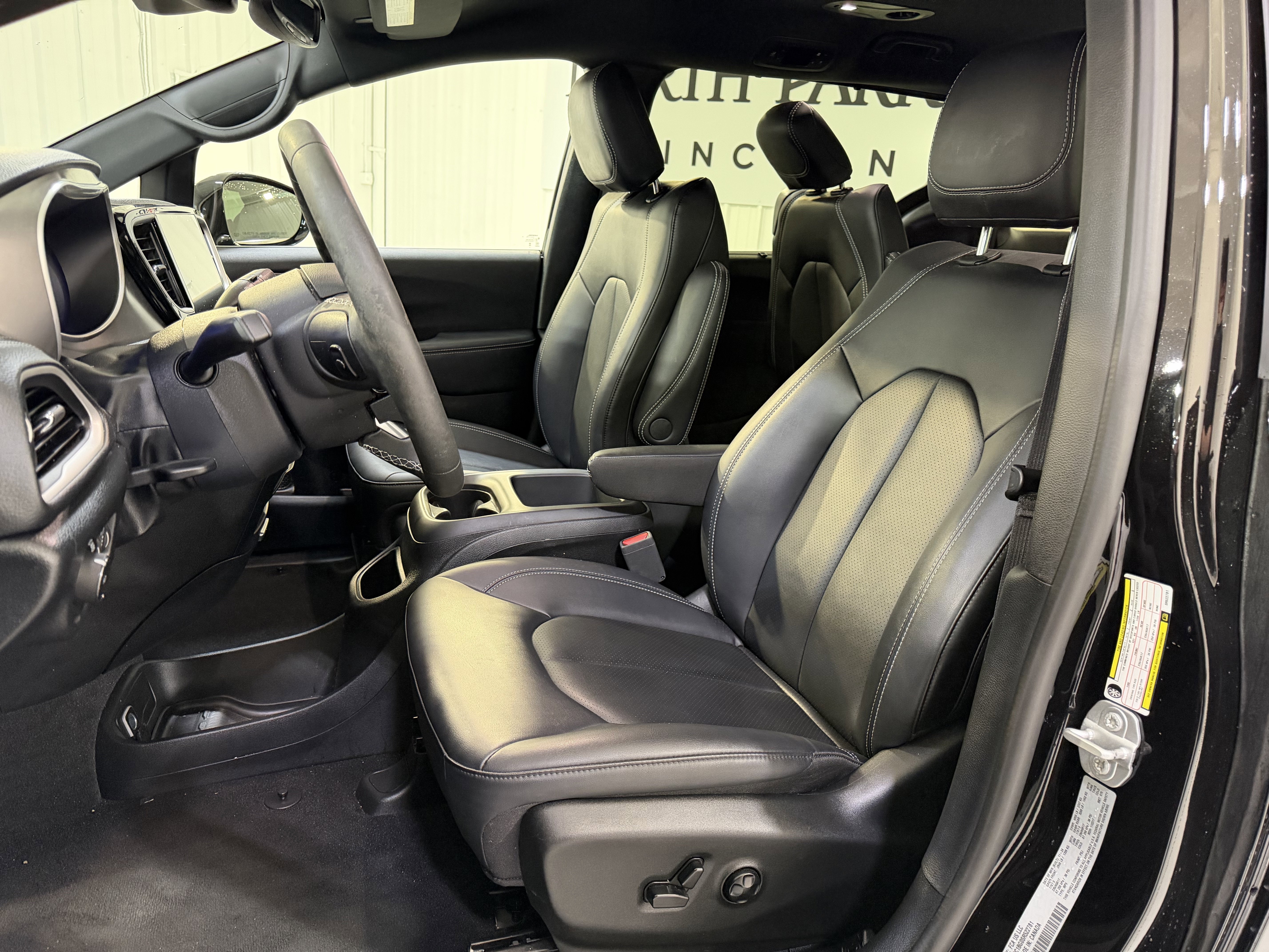 Used 2025 Chrysler Pacifica Select FWD image 9