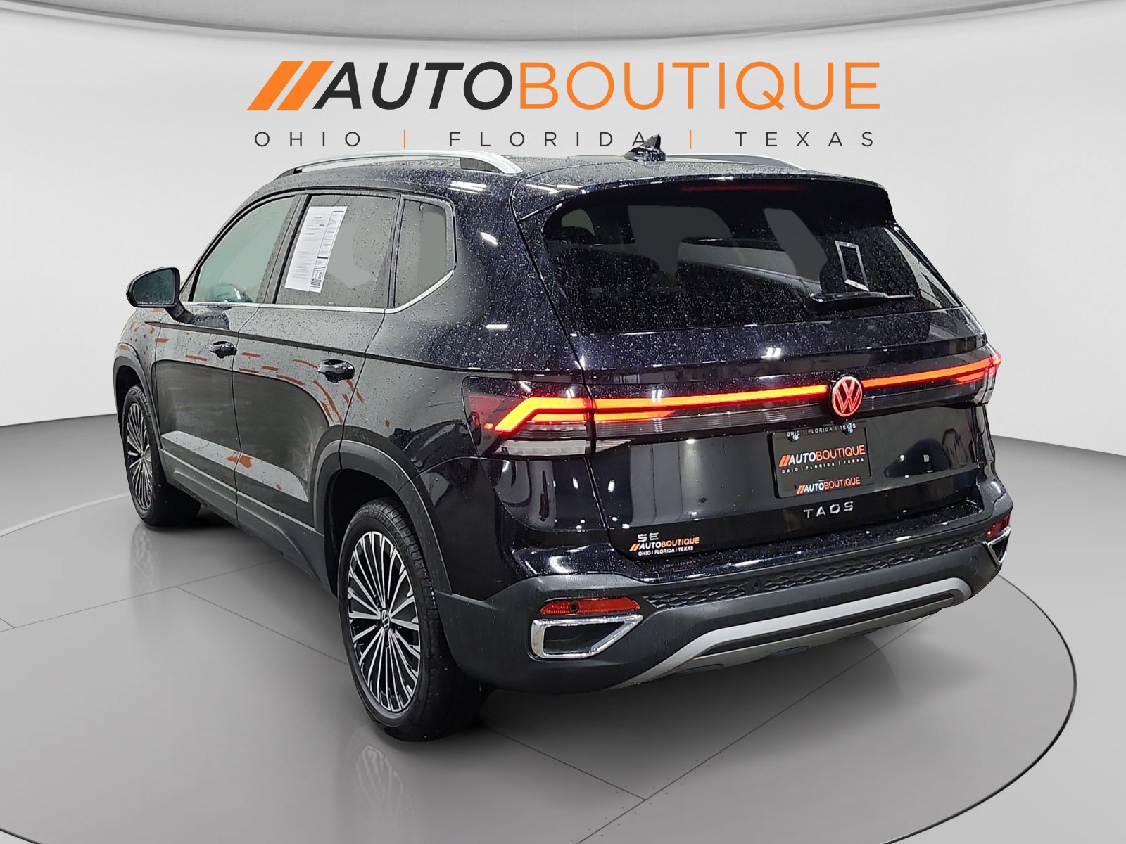 Used 2025 Volkswagen Taos SE w/ Panoramic Sunroof Package FWD image 3