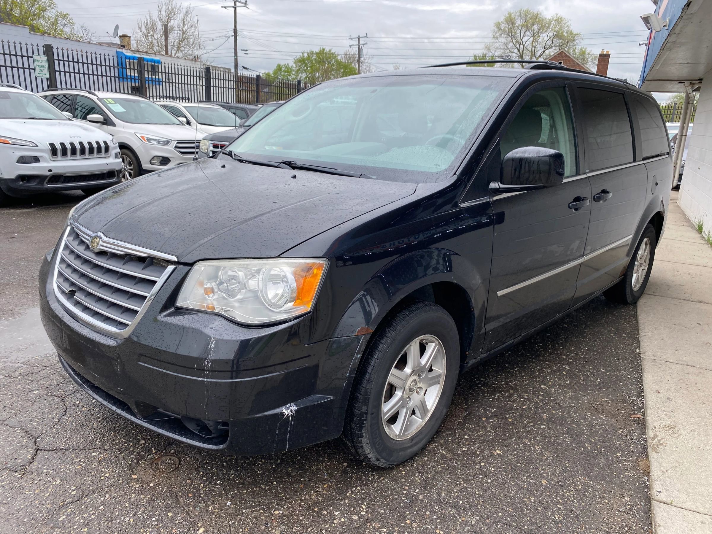 Used 2009 Chrysler Town & Country Touring FWD image 6
