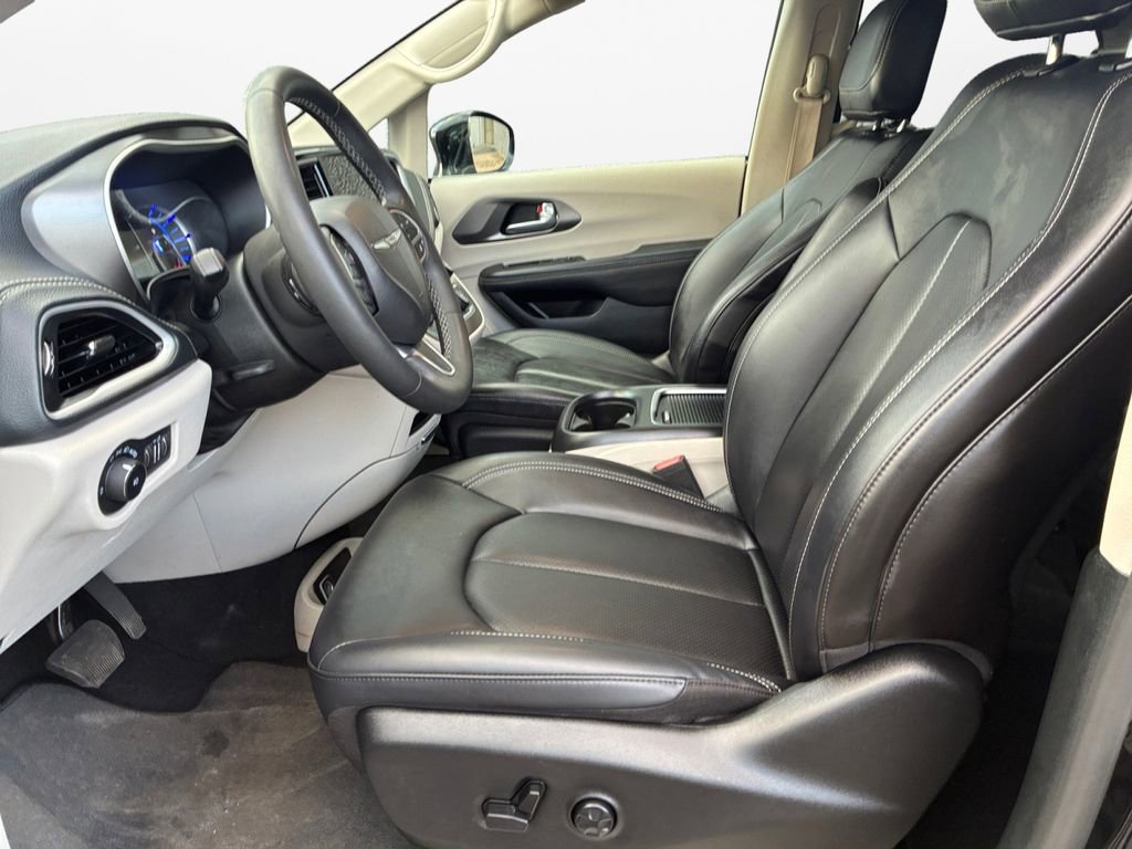 Used 2024 Chrysler Pacifica Select image 18