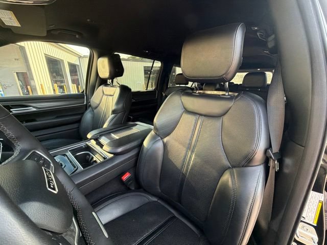 Used 2024 Jeep Wagoneer L Series II w/ Flexible Seating Group AWD/4WD image 21