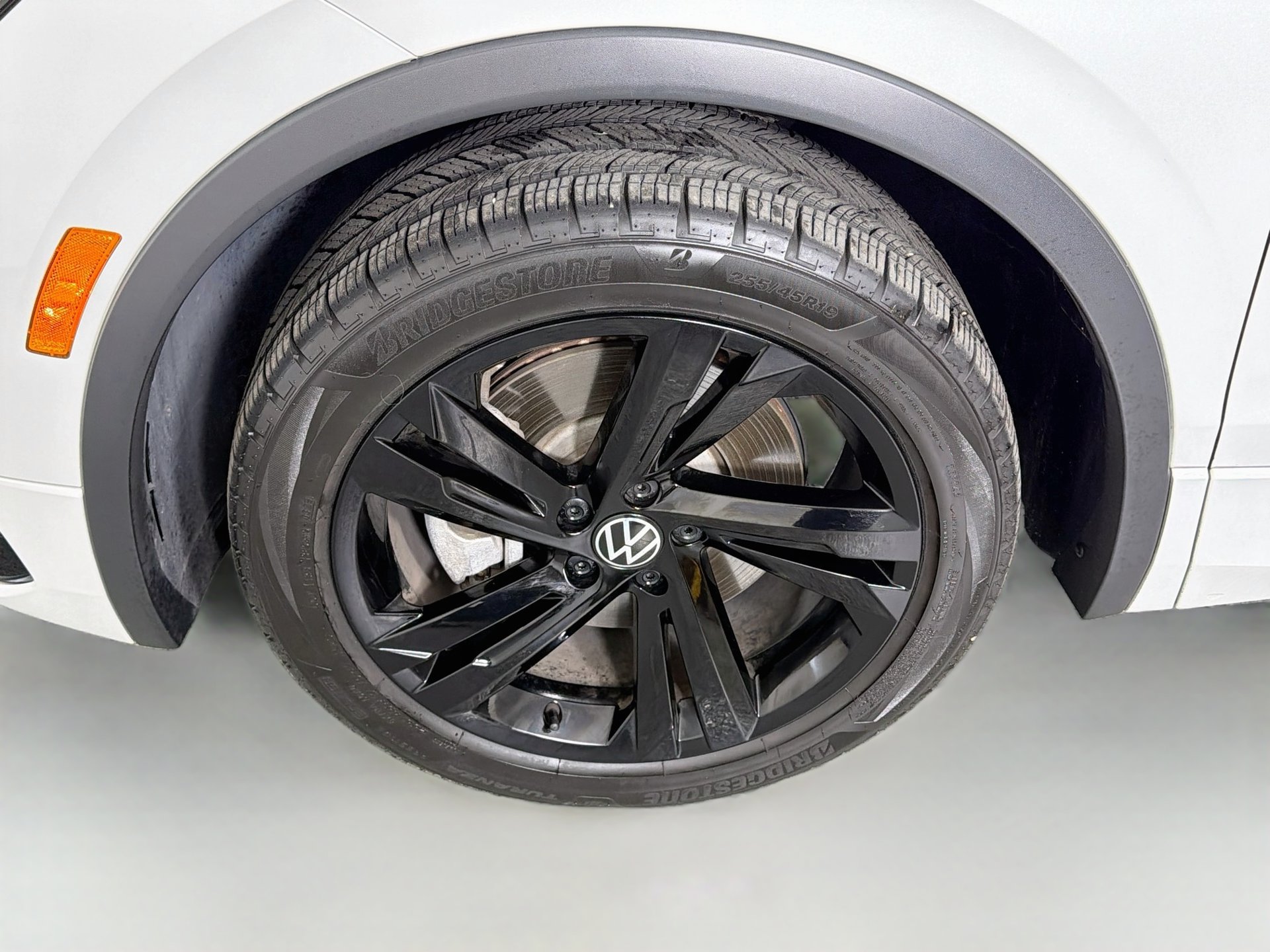 Certified 2023 Volkswagen Tiguan SE R-Line FWD image 30