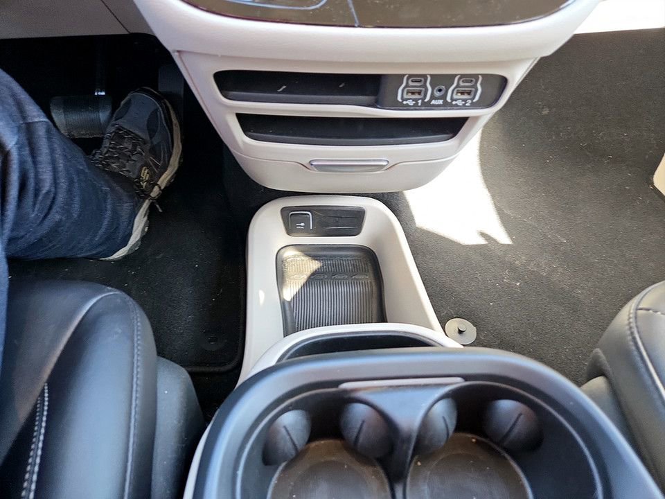 Used 2024 Chrysler Pacifica Touring-L image 28