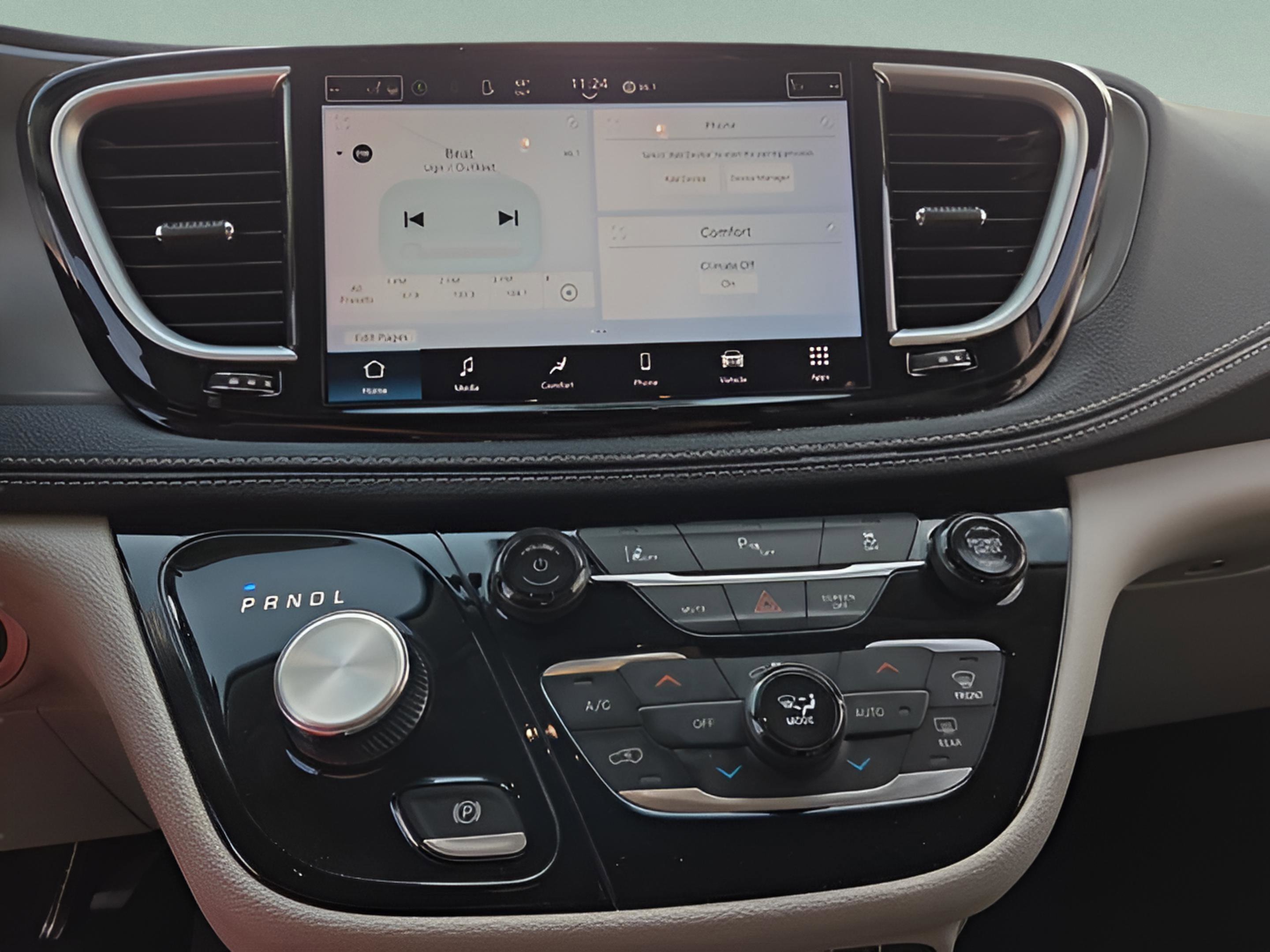 Used 2023 Chrysler Pacifica Touring-L image 17