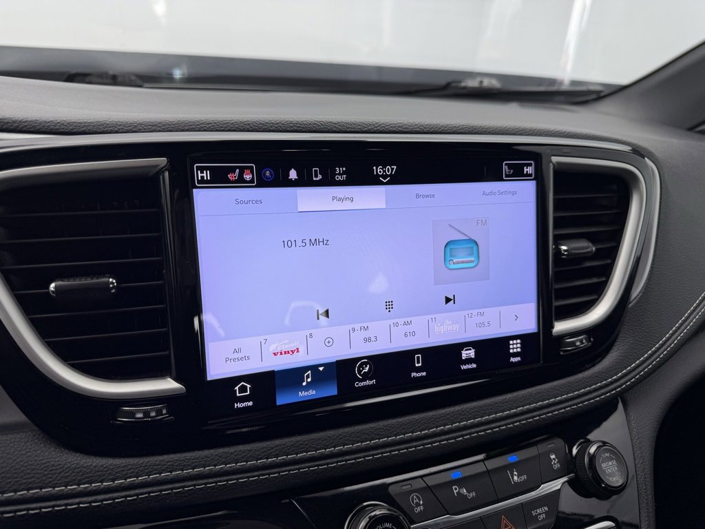 Used 2023 Chrysler Pacifica Touring image 28