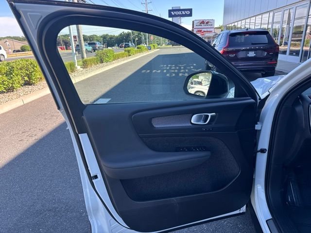 Certified 2025 Volvo XC40 B5 Plus AWD/4WD image 18