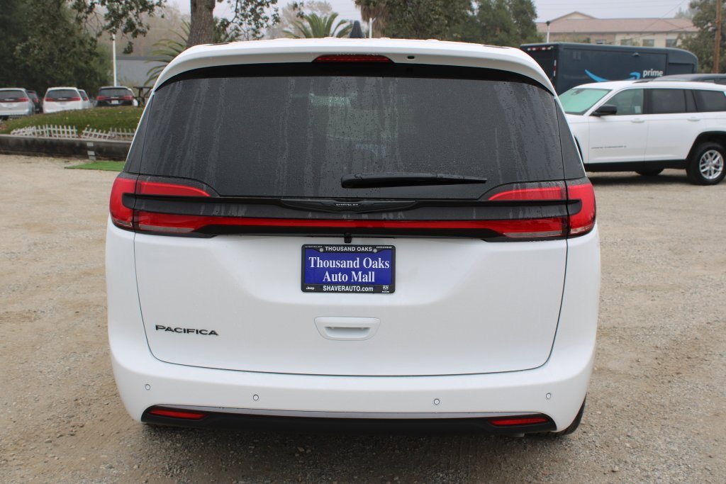 New 2026 Chrysler Pacifica Select image 5