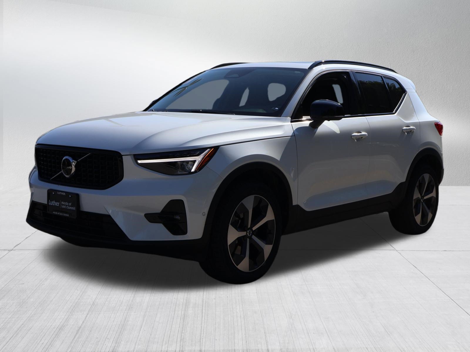 Used 2024 Volvo XC40 B5 Plus w/ Protection Package Premier AWD/4WD image 3