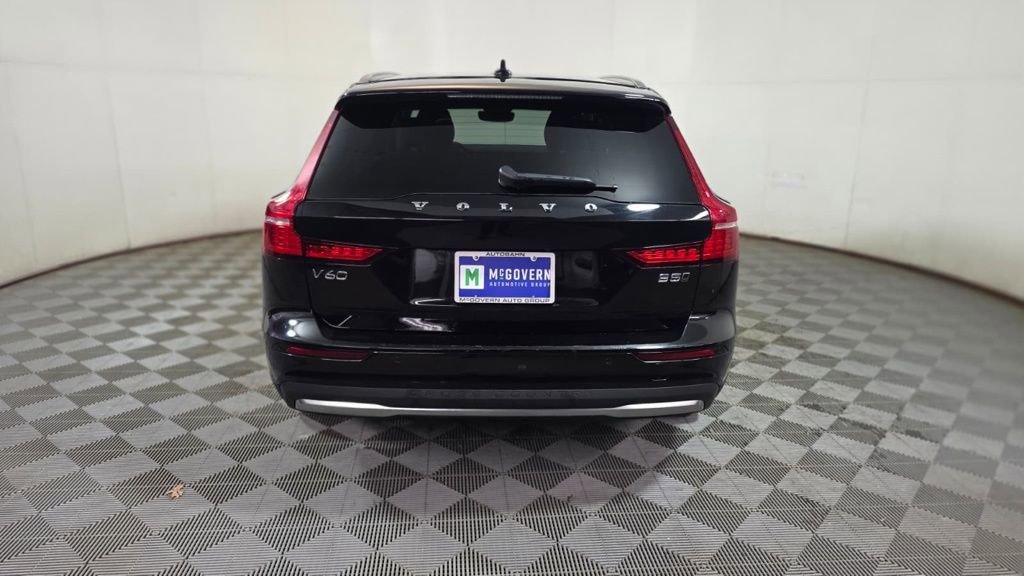 Used 2025 Volvo V60 B5 Cross Country Plus image 5