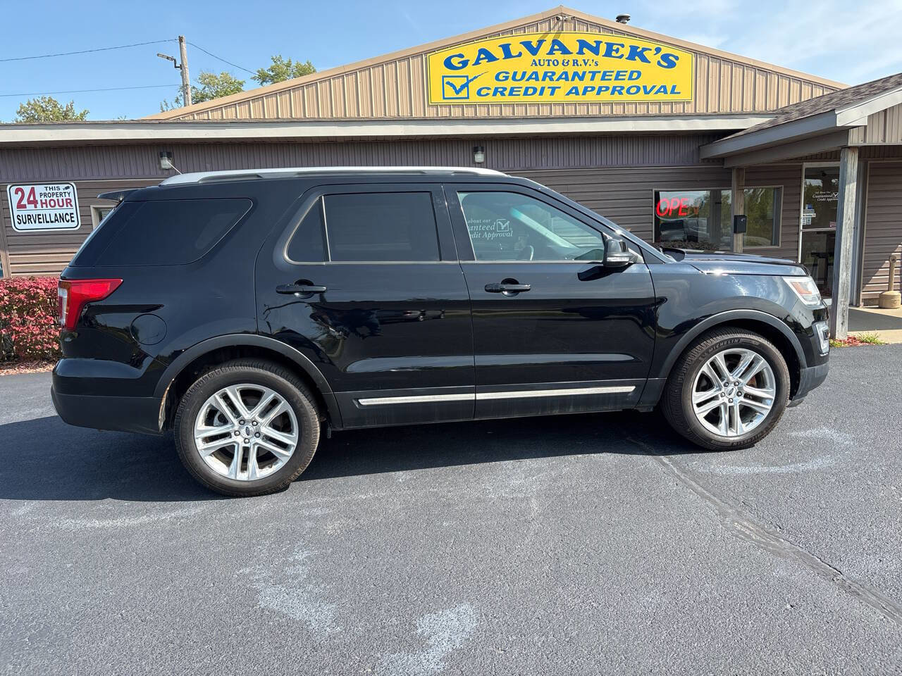 Used 2017 Ford Explorer XLT w/ Equipment Group 202A image 3