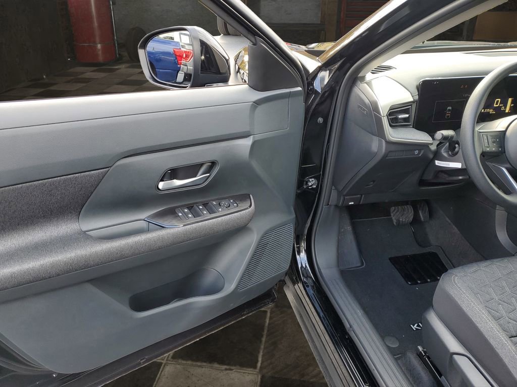 Used 2025 Nissan Kicks SV image 14