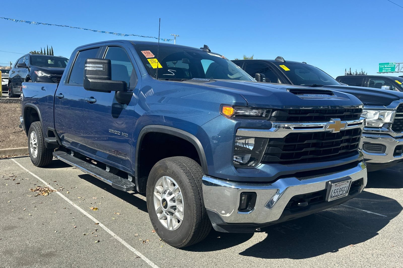 Used 2025 Chevrolet Silverado 2500 LT w/ Convenience Package AWD/4WD image 2