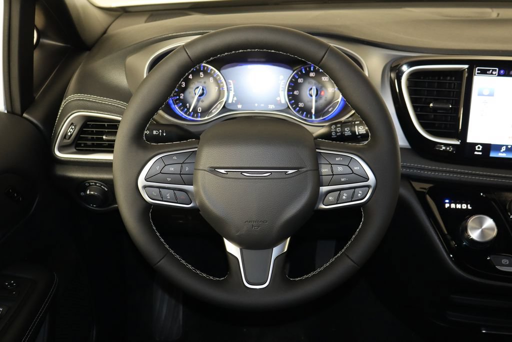 New 2027 Chrysler Pacifica Select FWD image 7