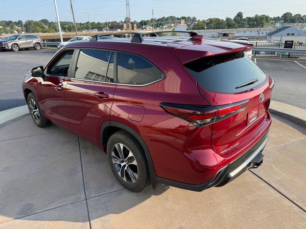 Certified 2024 Toyota Highlander XLE AWD/4WD image 10