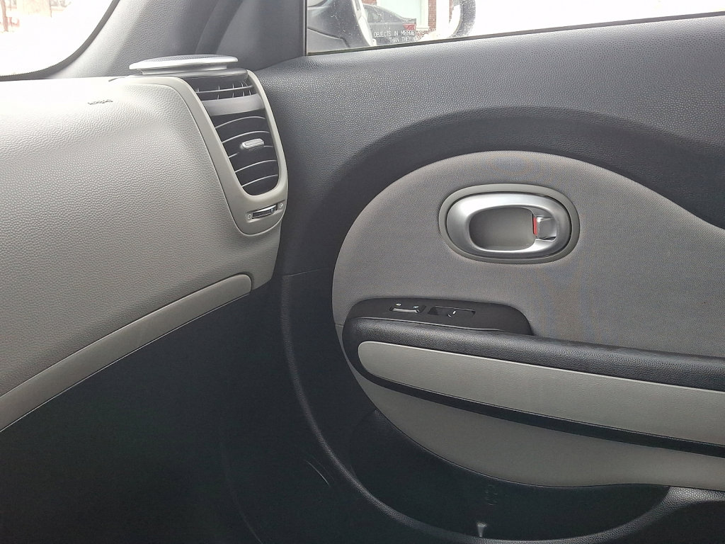 Used 2015 Kia Soul image 31