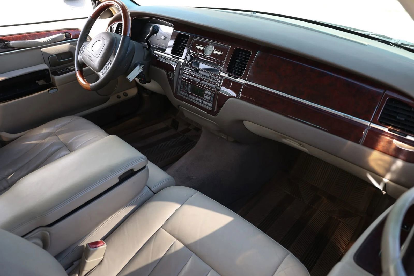 Used 2003 Lincoln Town Car Executive image 17