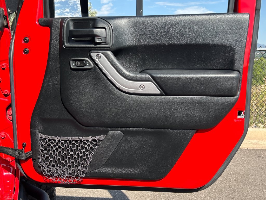 Used 2017 Jeep Wrangler Unlimited Sahara w/ Connectivity Group AWD/4WD image 29
