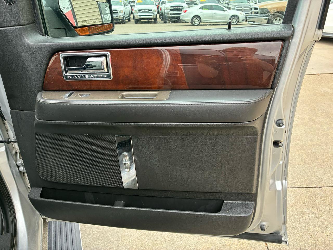 Used 2014 Lincoln Navigator L 4WD image 16