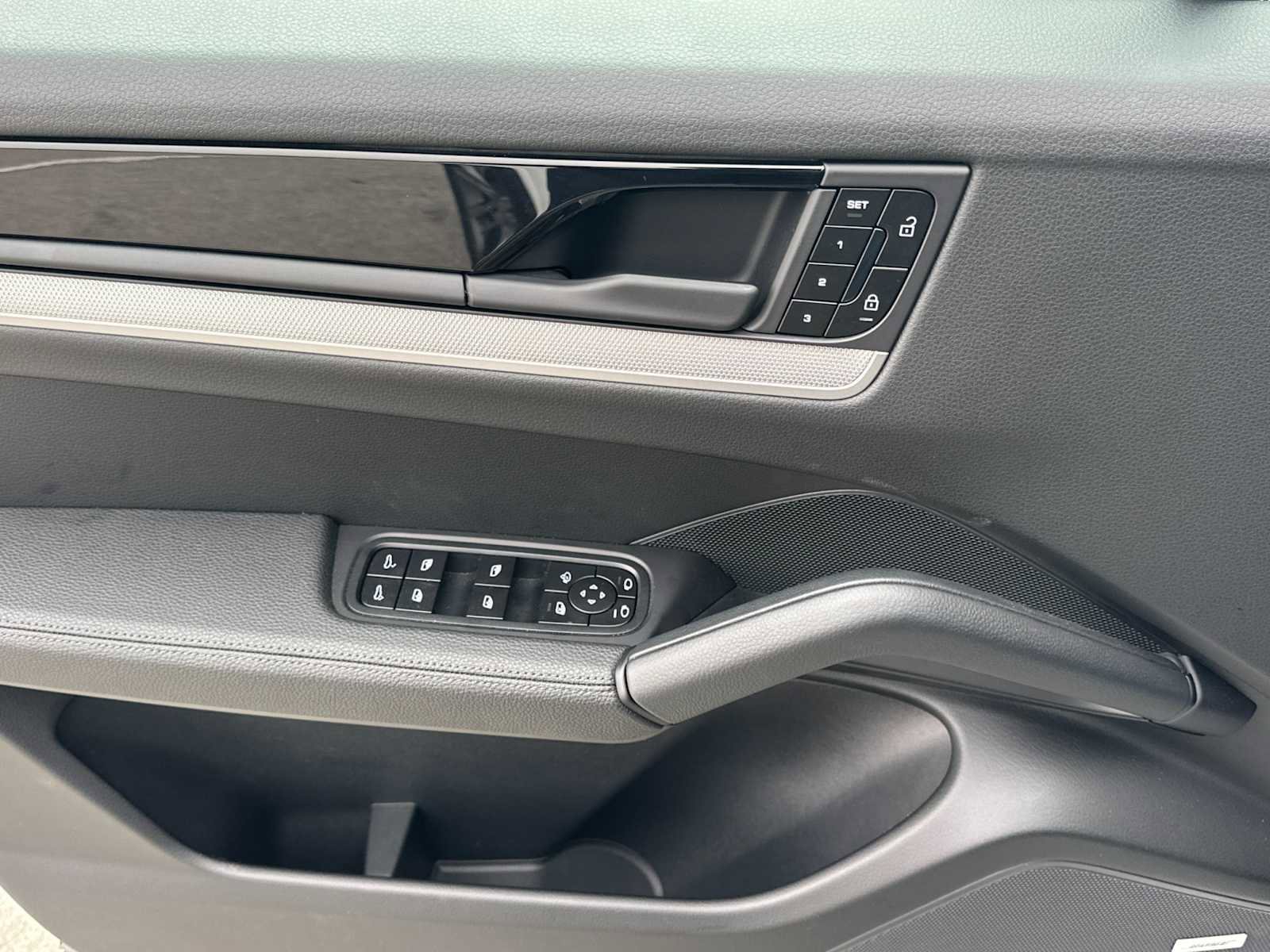 Used 2025 Porsche Cayenne image 12