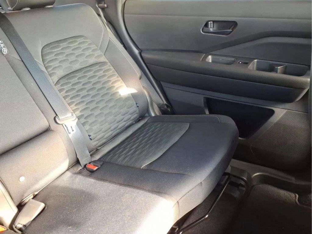 Used 2024 Nissan Pathfinder SV image 18