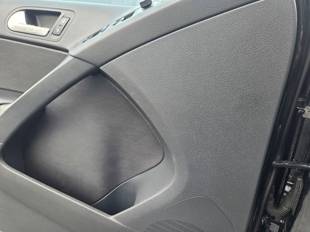 Used 2016 Volkswagen Tiguan S image 14