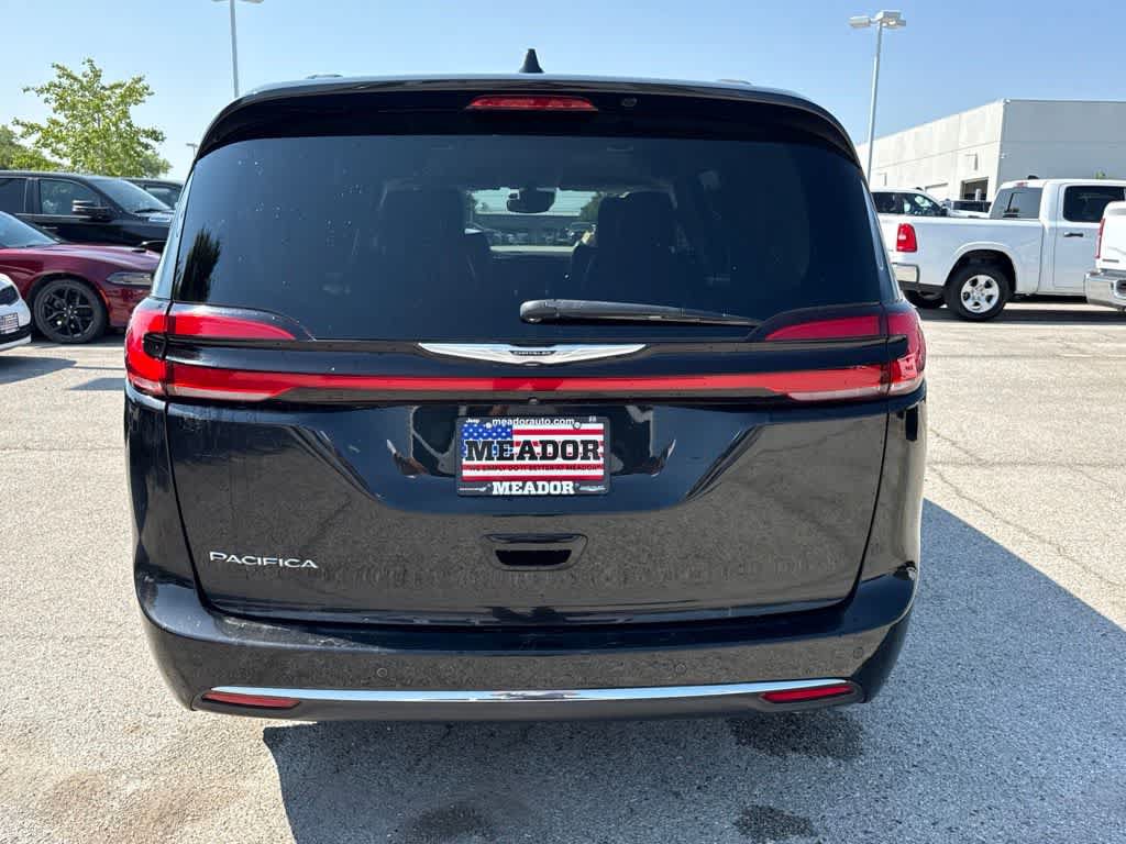 Used 2022 Chrysler Pacifica Touring-L FWD image 4