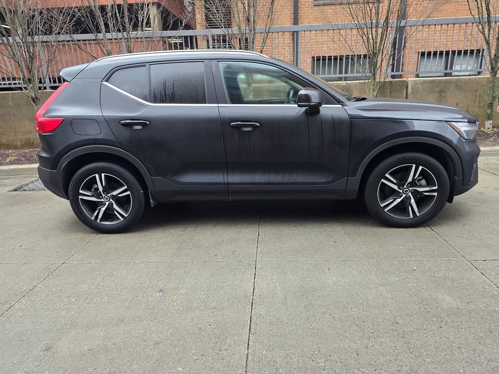 Used 2025 Volvo XC40 B5 Core image 6