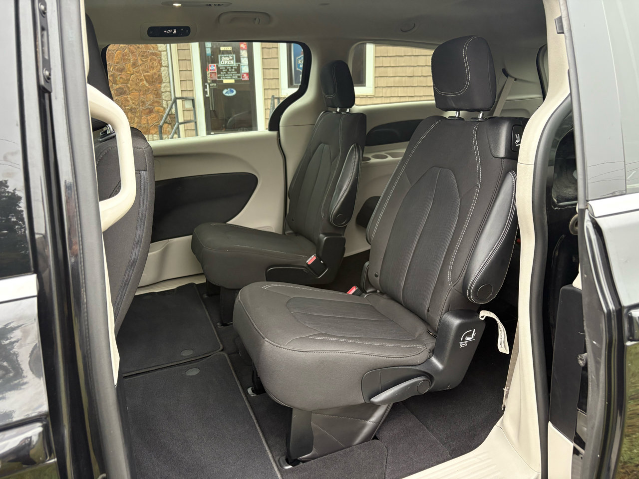 Used 2022 Chrysler Voyager LX image 23
