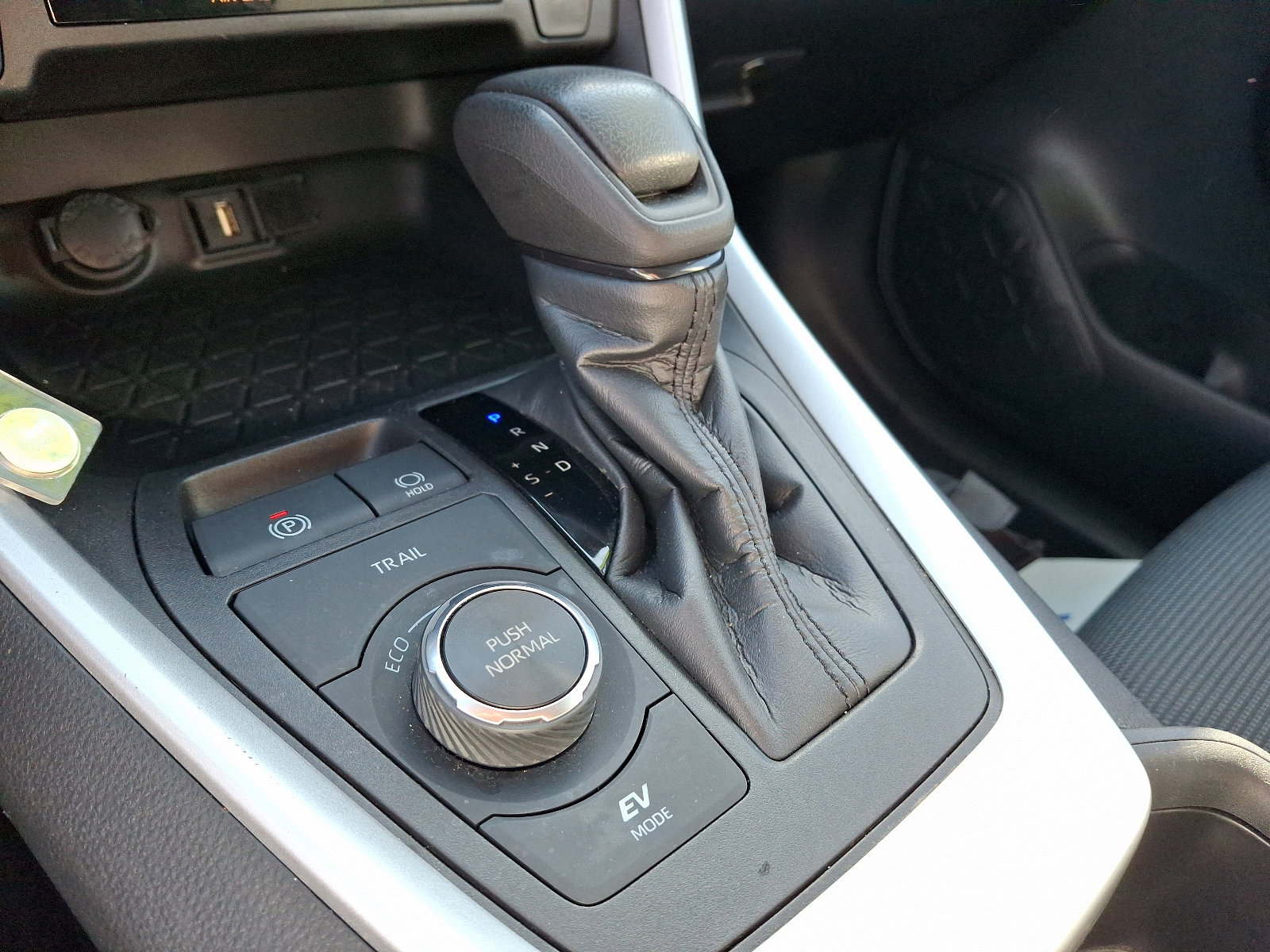 Used 2022 Toyota RAV4 LE image 14