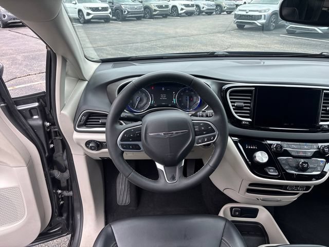 Used 2023 Chrysler Pacifica Touring-L FWD image 13